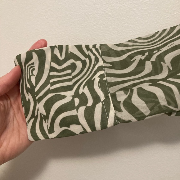 XS Abercrombie Blouse - Picture 4 of 5